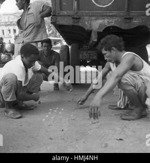 Männer beim Damespiel am Hafen von Belém do Pará (Brésil), 1966. Les hommes jouant les brouillons dans le port de Belém do Pará (Brésil), 1966. Banque D'Images