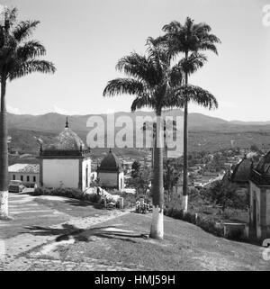 Blick von der Kirche Heiligtum des Guten Herrn Jésus auf Congonhas, Brésil 1966. Congonhas vu de l'église sanctuaire de Bom Jesus do Matosinhos Brésil 1966. Banque D'Images