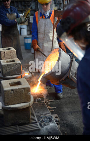 Pour fondeurs du fer en fusion dans des moules pour faire des foyers Banque D'Images