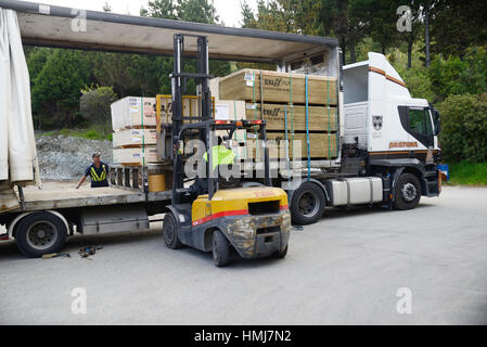 Greymouth, Nouvelle-Zélande, le 14 octobre 2015 : un chariot élévateur charge des piles de bois sur un camion prêt pour l'affrètement à la place du marché le 14 octobre, 201 Banque D'Images