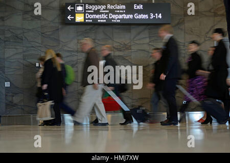 Pour la tête des passagers départs nationaux gate dans un aéroport. Vitesse d'obturation lente pour blurred motion. Banque D'Images