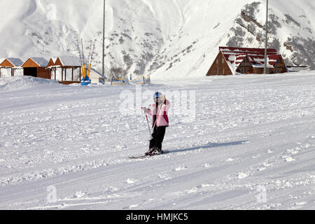 Skieur peu à ski en hiver soleil jour. Montagnes du Caucase. La Géorgie, région Gudauri. Banque D'Images