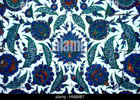 Fleurs Iznik Tiles (c16e) dans la mosquée de Sokollu Mehmet (1571-72) Istanbul Turquie Banque D'Images
