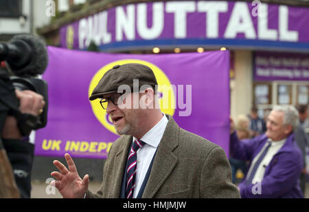 Chef du parti UKIP et Stoke-on-Trent, candidat à l'élection partielle du Centre Paul Nuttall en dehors de l'UKIP bureaux à Hanley, Stoke, pendant la campagne électorale du parti pour le Stoke-on-Trent Central by-election. Banque D'Images