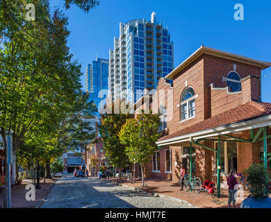 Raleigh, Caroline du Nord. Wolfe Street dans le quartier du marché à la ville en direction du centre-ville de gratte-ciel, Raleigh (Caroline du Nord, USA Banque D'Images