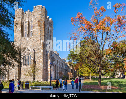 Duke University, Durham, North Carolina, USA. Vue de la chapelle de Campus Drive, avec Rubenstein Rare Book Library à gauche. Banque D'Images