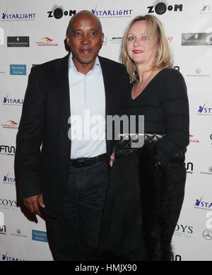 Anthony Hamilton et son épouse Linda arrivant à la F1 ZOOM gala de charité et la vente aux enchères au profit de la Fondation pour l'enfance Starlight de l'InterContinental London Park Lane. Banque D'Images