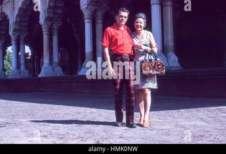 Portrait d'un couple à l'Ouest le Diwan-i-Am Hall de l'auditoire, situé à l'intérieur du Fort Rouge d'Agra, Uttar Pradesh, Inde, novembre 1973. Banque D'Images