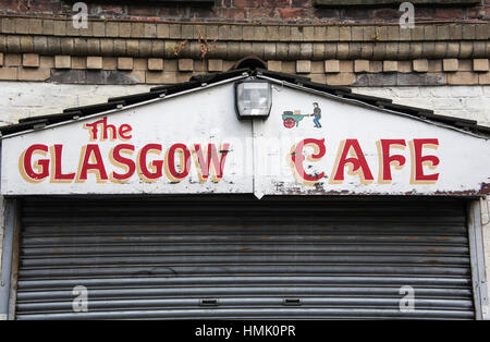 Signalisation de porte ancienne au-dessus de la publicité 'Glasgow Cafe' à Barras market. Banque D'Images