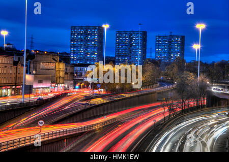 Soirée le trafic aux heures de pointe au Charing Cross Glasgow surplombant l'autoroute M8. Banque D'Images