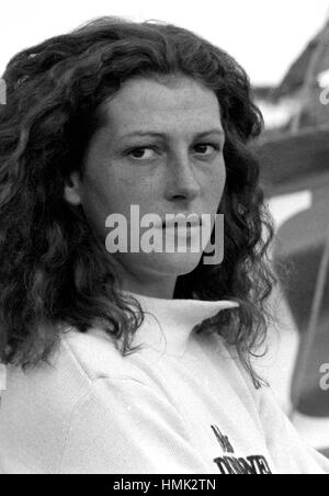 AJAXNETPHOTO. 5TH JUIN 1980. PLYMOUTH, ANGLETERRE - OSTAR 1980 - FAVORI FRANÇAIS - FLORENCE ARTHAUD, SKIPPER DE 52FT SLOOP MISS DUBONNET (FRA) LORS D'UNE INTERVIEW AVEC LES MÉDIAS FRANÇAIS À DOCKSIDE. (FLORENCE ARTHAUD B:28/10/1957 - D: 09/03/2015.) PHOTO : JONATHAN EASTLAND / AJAX REF:800606 6A Banque D'Images