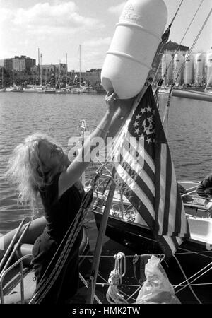 AJAXNETPHOTO. 5e juin 1980. PLYMOUTH.L'Angleterre. - SOLO - GRAND-MÈRE AMÉRICAINE AMERICAN WOMAN SEULEMENT CONCURRENT DANS CETTE ANNÉE, LA COURSE EN SOLITAIRE À TRAVERS L'ATLANTIQUE EST GRAND-MÈRE JUDITH LAWSON DE BALTIMORE, VU ICI FIXANT RÉFLECTEUR RADAR POUR LE GRÉEMENT DE SON PETIT YACHT DE PERFECTSLEEPER MILBAY SERTA à quais. PHOTO:JONATHAN EASTLAND/AJAX REF:800606 7 Banque D'Images