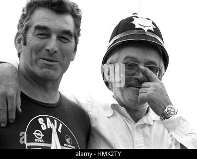 AJAXNETPHOTO. 5ème juin,1980. PLYMOUTH, en Angleterre. - 1980 OSTAR - course transatlantique en solitaire - (L-R) LIVERY DOLE SKIPPER PETER PHILIPS (GBR) AVEC WILLIAM WALLACE (USA), Skipper DE NOVIA. PETER PHILIPS était autrefois un sergent de police PHOTO:JONATHAN EASTLAND/AJAX REF:800606 20A Banque D'Images