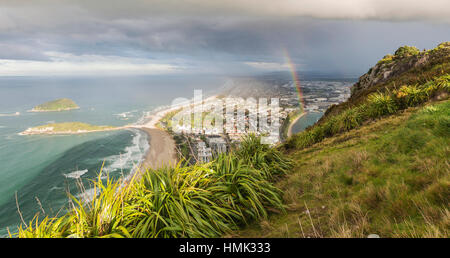 Vue panoramique sur le mont Maunganui et le port de Tauranga, vue depuis le mont Maunganui, Bay of Plenty, région de l'Île du Nord Banque D'Images