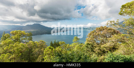 Vue sur le lac Danau Batur, le volcan Mont Batur, Bali, Indonésie Banque D'Images