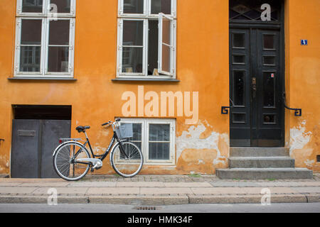 Bike against Orange Wall Copenhague, Danemark Banque D'Images