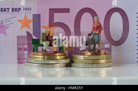Figures miniatures, les aînés en face de 500 euro note, image symbolique de la retraite, pension de coûts Banque D'Images