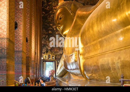 Golden buddha couché géant, Wat Pho, Bangkok, Thaïlande Banque D'Images