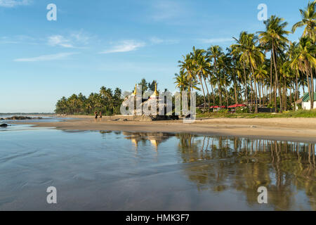 Pagodes dorées sur les roches à palm beach, Ngwe Saung, Myanmar Banque D'Images