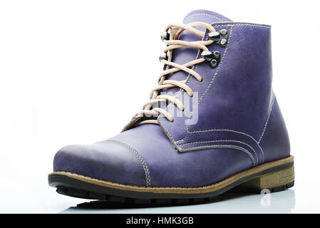 Botte en cuir hommes violet funky sur fond blanc Banque D'Images