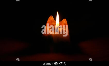 Bougie pyramidale brûle Banque D'Images