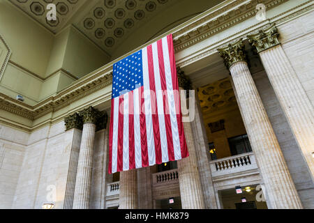 Grand drapeau américain, les stars and stripes à Chicago Union Station. Banque D'Images