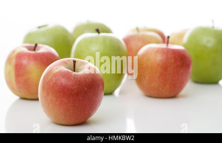 Variété de pommes sur fond blanc Banque D'Images