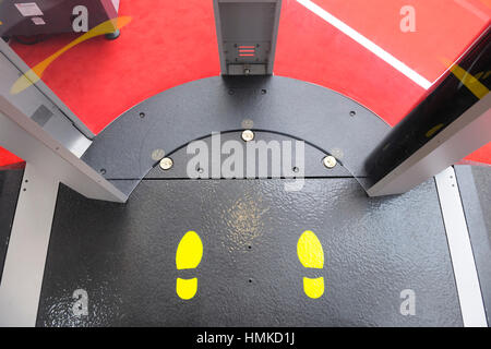 L3 Communications PRESTATION ATD ondes radio millimétriques body-scanner sur Counter Terror Expo 2010 à l'Olympia Exhibition Centre, Banque D'Images