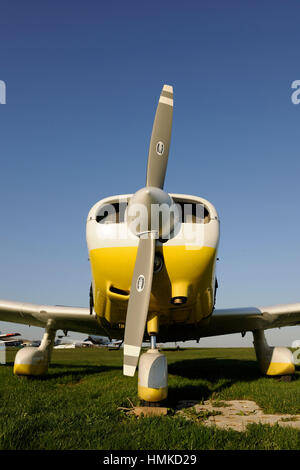 Piper PA-28-161 hélices de guerrier Cherokee 2 garé sur l'herbe Banque D'Images