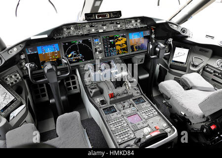 Cockpit d'un Boeing 787 dans le prototype d'affichage à l'électricité statique au Farnborough 2010 Banque D'Images