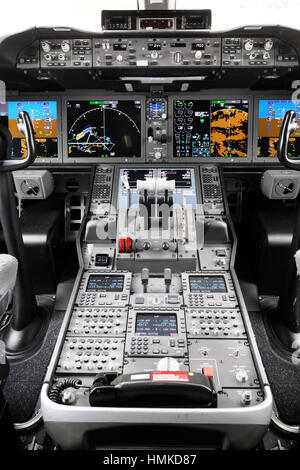 Le cockpit d'un Boeing 787 dans le prototype d'affichage à l'électricité statique au Farnborough 2010 Banque D'Images