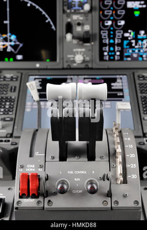 Les papillons dans le cockpit d'un Boeing 787 dans le prototype d'affichage à l'électricité statique au Farnborough 2010 Banque D'Images