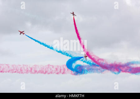 Bournemouth, Dorset, Angleterre - le 21 août 2016 : Festival de l'Air 2016 Bournemouth - trois jets Hawk T Flèche Rouge voltige et effectuer des cascades mi air acro Banque D'Images