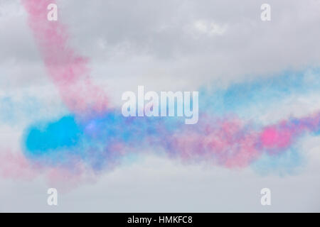 Bournemouth, Dorset, Angleterre - le 21 août 2016 : Festival de l'Air 2016 Bournemouth - rouge et bleu nuage formé par l'équipe d'affichage de la RAF Les flèches rouges Banque D'Images