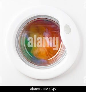 Lave-linge en marche le cycle de rotation avec des vêtements de couleur Banque D'Images