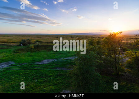 Illmitz : vue sur le coucher du soleil à Sandeck - le parc national de Neusiedler See - Seewinkel, lac (lac de Neusiedl), Burgenland, Autriche Banque D'Images