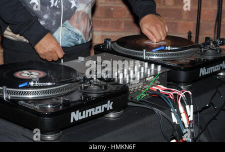 Deejay à jouer de la musique sur le pont Banque D'Images