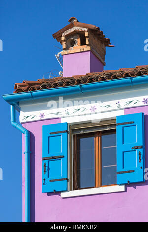 Volets en bois bleu de fenêtre sur chambre rose violet et bleu ciel à Burano - couleurs de Burano, Venise, Italie en janvier Banque D'Images