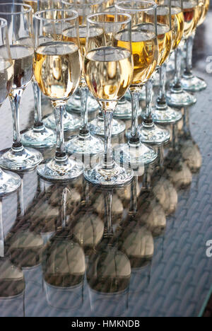 Verres de vin mousseux blanc champagne beaucoup de close-up Banque D'Images