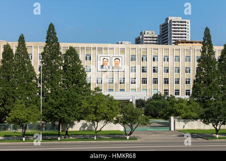 Maison sur une rue à Pyongyang avec des portraits de Kim Il Sung et Kim Jong Il Banque D'Images