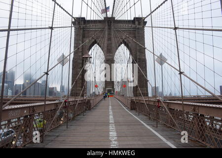 Une tour du pont de Brooklyn à New York en un jour brumeux Banque D'Images