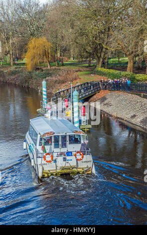 Aquabus à Bute Park sur la rivière Taff Cardiff Galles du sud Banque D'Images