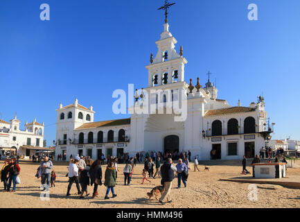 Les pèlerins en face de l'Hermitage blancs d'El Rocío / Ermita del Rocío, Almonte, Province de Huelva, Andalousie, Espagne Banque D'Images