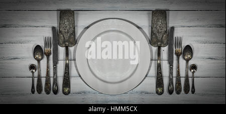 Vintage couverts sur une surface en bois blanc, rétro toning Banque D'Images