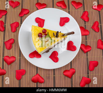 Valentine's Cheesecake aux fruits rouges et le cœur Banque D'Images
