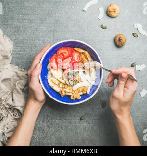 Woman's hands holding blue healthy breakfast bowl Banque D'Images