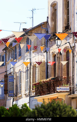 Rue Tarascon colorés avec des volets bleus et multicolore bunting, Provence, France Banque D'Images