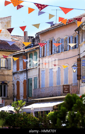 Rue Tarascon colorés avec des volets bleus et multicolore bunting, Provence, France Banque D'Images