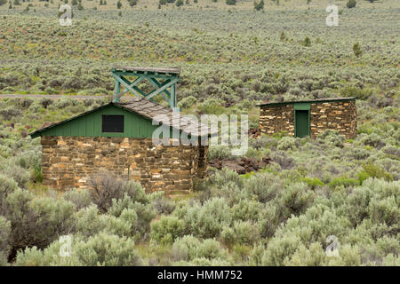 Rock bâtiment avec tour d'eau et bâtiment de stockage à froid, Écart Camp Ranch, Burns District Bureau de la gestion des terres, de l'Oregon Banque D'Images