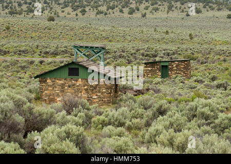 Rock bâtiment avec tour d'eau et bâtiment de stockage à froid, Écart Camp Ranch, Burns District Bureau de la gestion des terres, de l'Oregon Banque D'Images